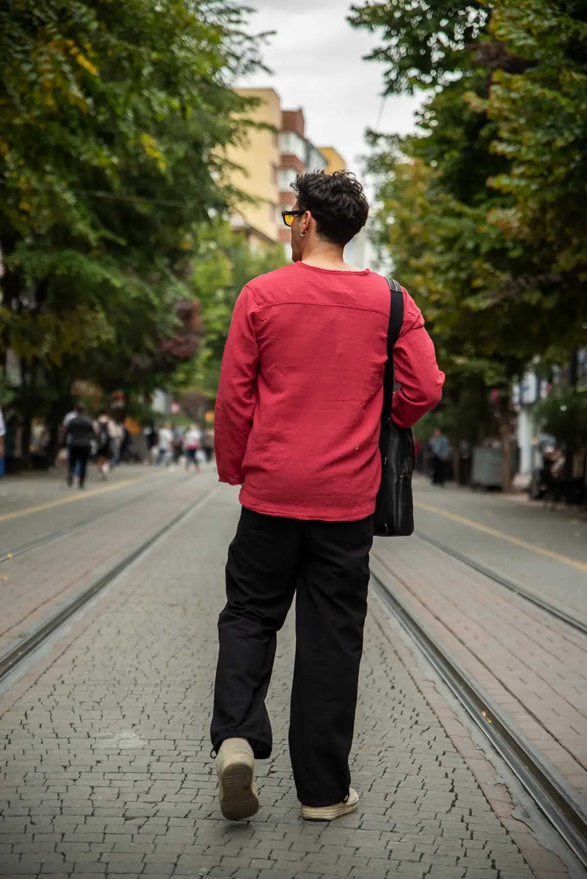 Kırmızı Bağcık Detaylı Gömlek