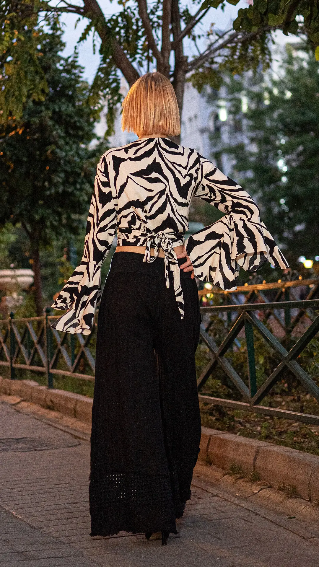 Siyah Beyaz İspanyol Kol Crop Bluz